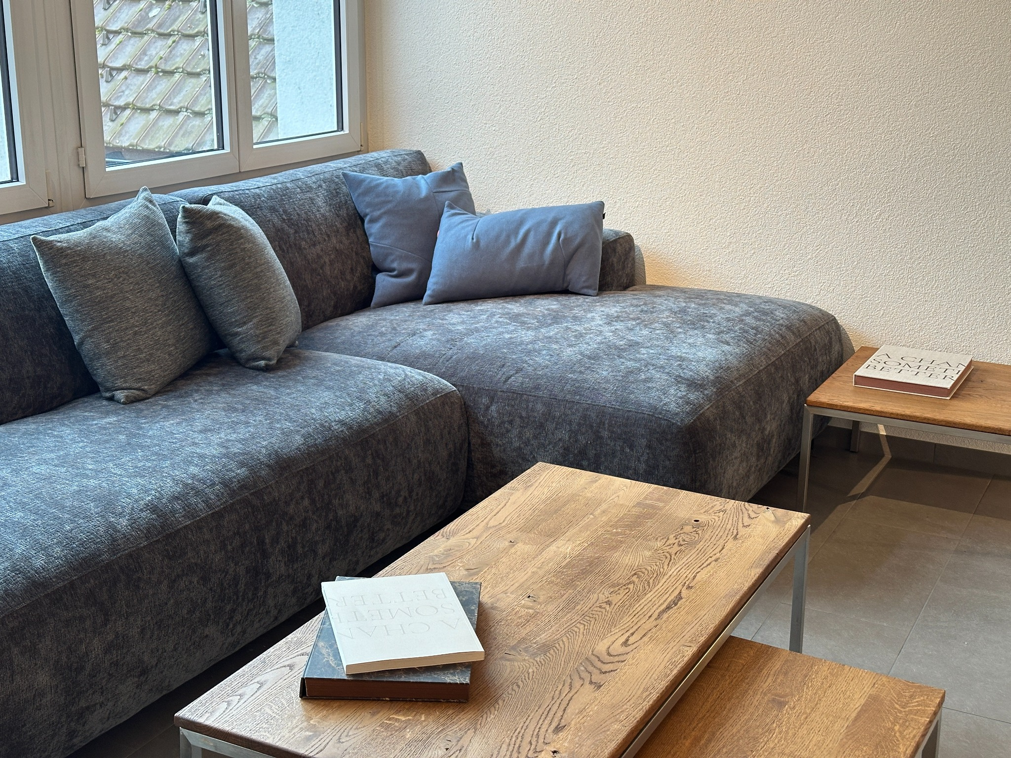 Couch, Tabelle, Kaffeetisch, Innenarchitektur, Wohnzimmer